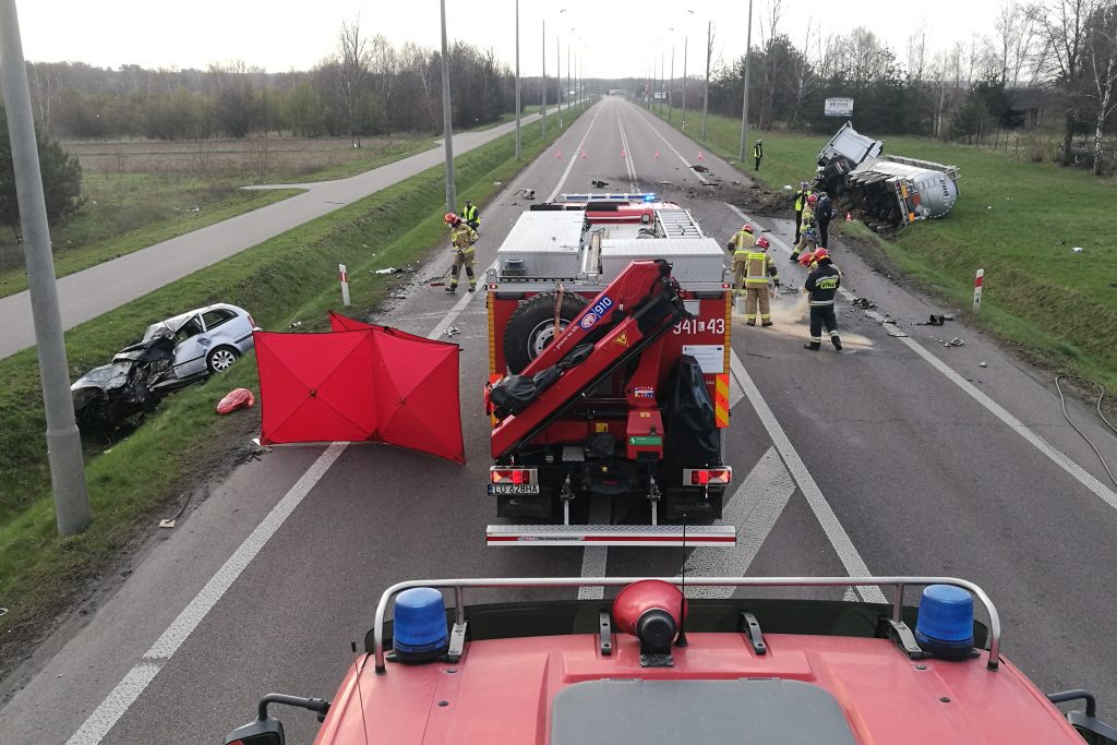 Tragiczny wypadek na drodze krajowej nr 2. Jedna osoba zginęła w zderzeniu ciężarówki z osobówką (zdjęcia)