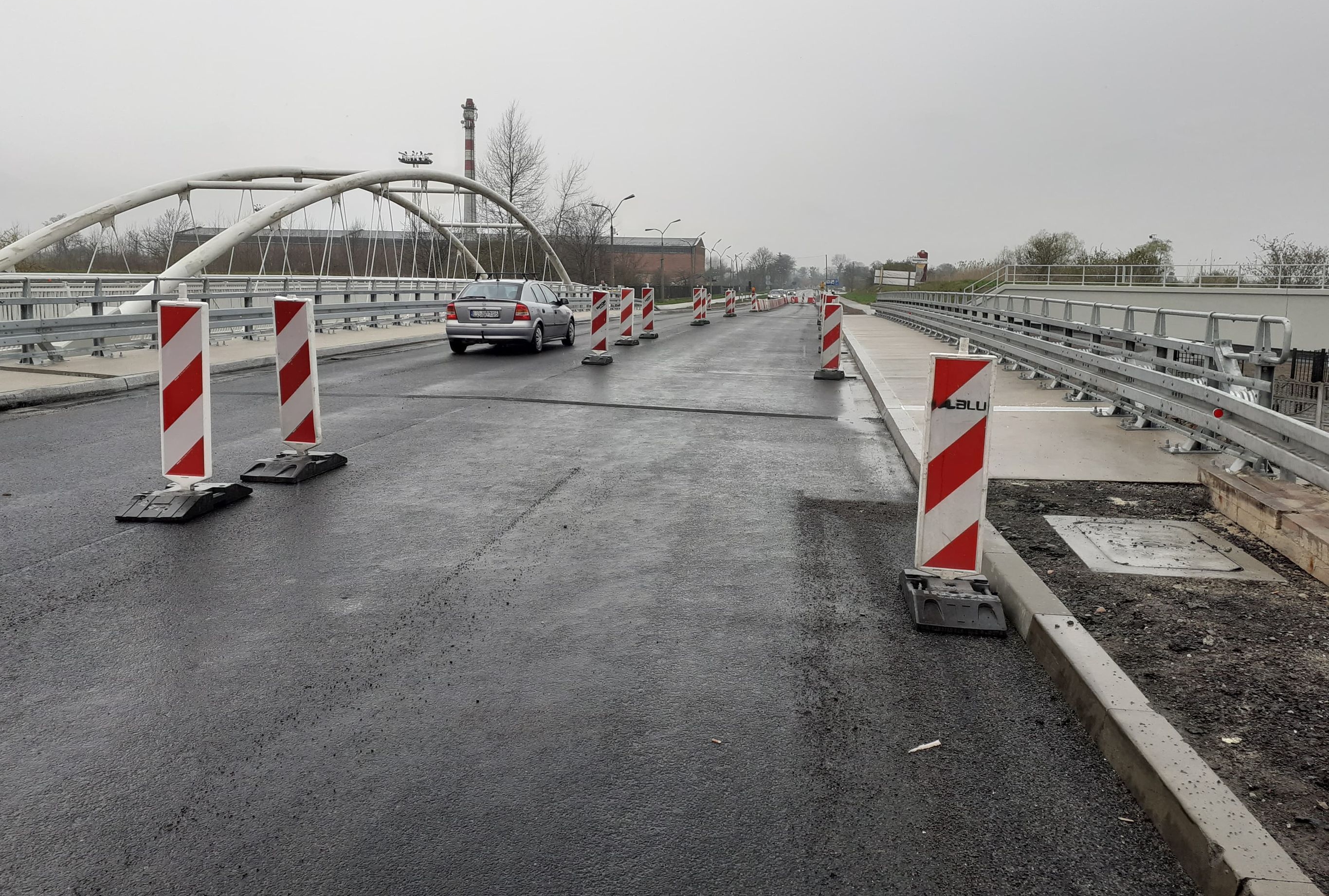 Zablokowana droga krajowa nr 74. Na moście trwają próby obciążeniowe (zdjęcia)