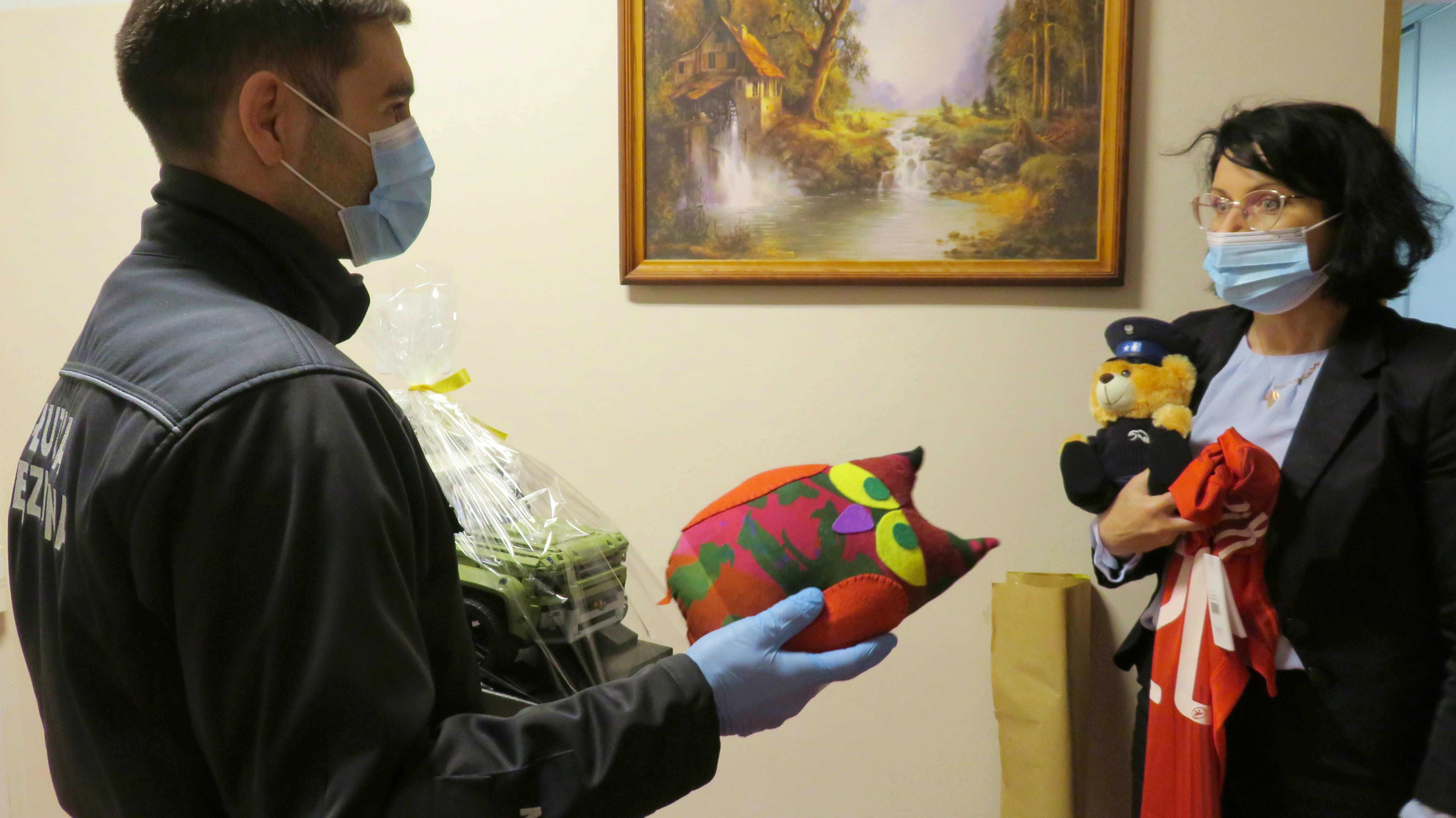 Funkcjonariusze Aresztu Śledczego w Lublinie przekazali dary dla Domu Dziecka w Kijanach (zdjęcia)