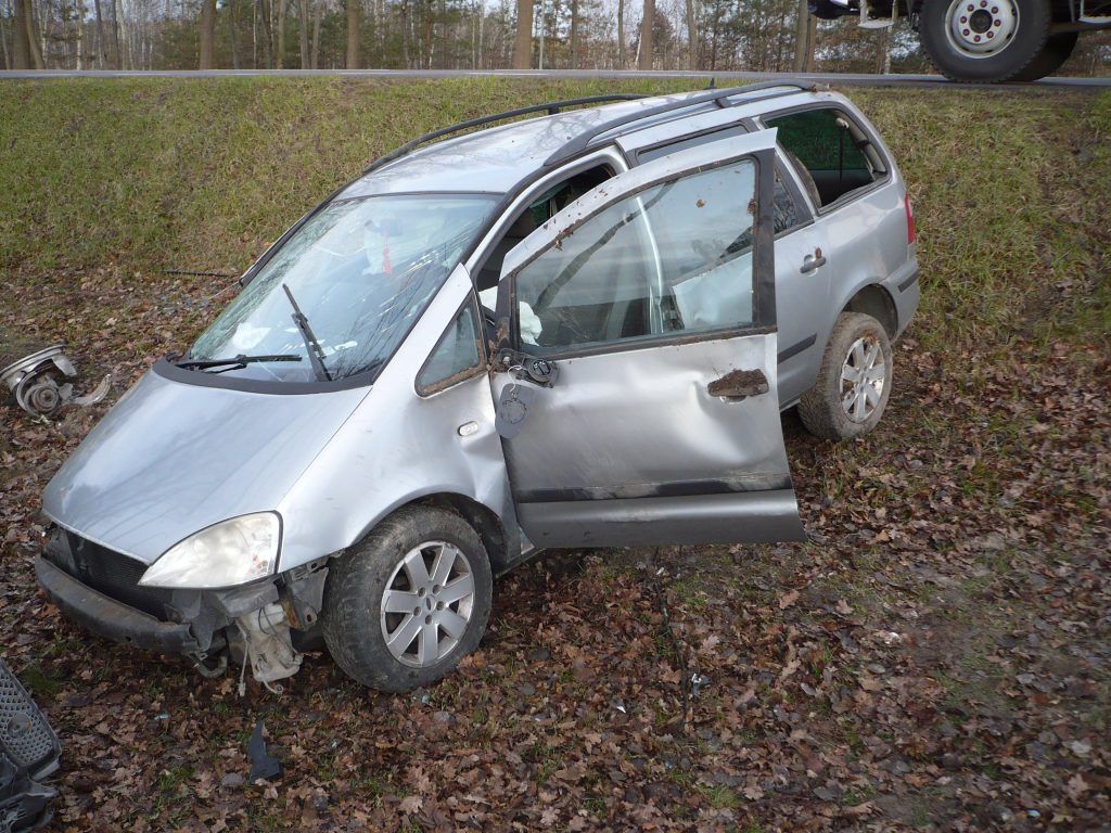 Ford wypadł z drogi i uderzył w drzewo na krajowej 19 (zdjęcia)