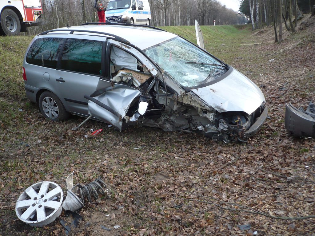 Ford wypadł z drogi i uderzył w drzewo na krajowej 19 (zdjęcia)