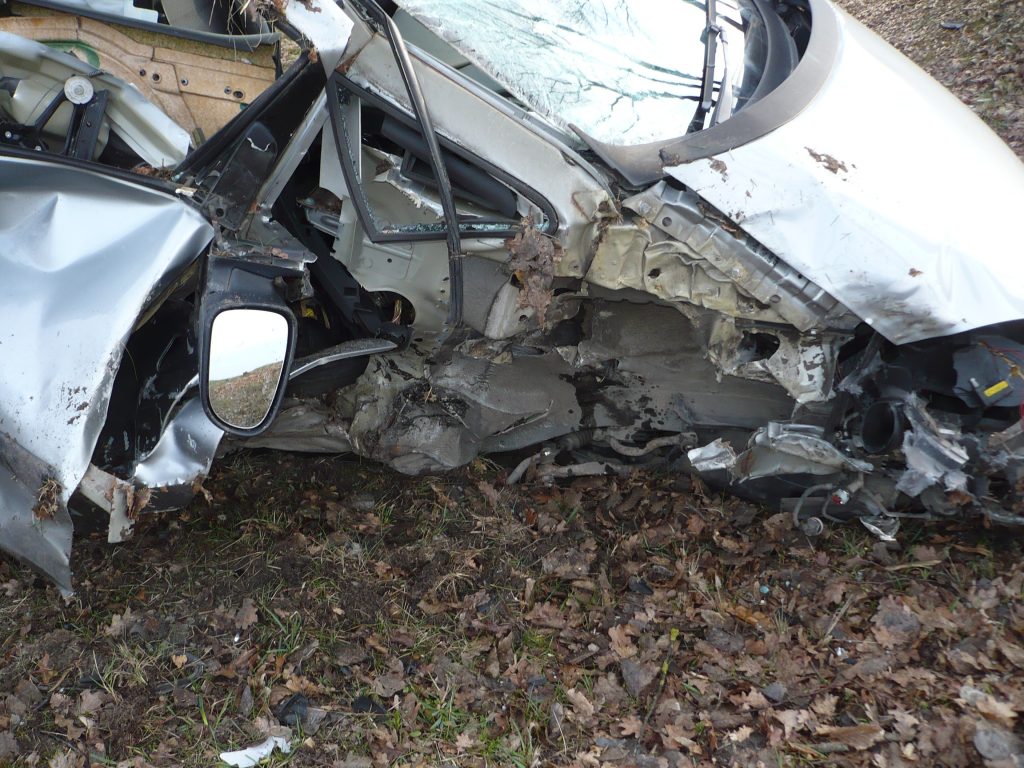 Ford wypadł z drogi i uderzył w drzewo na krajowej 19 (zdjęcia)