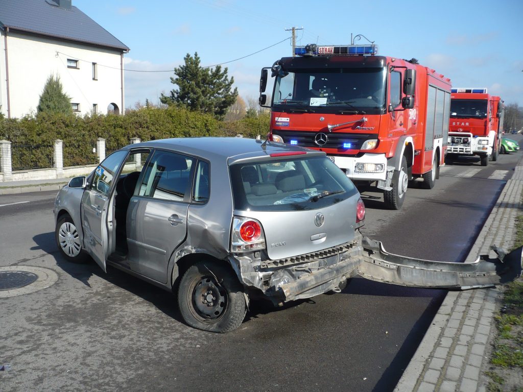 Jedna osoba poszkodowana po zderzeniu BMW z volkswagenem (zdjęcia)