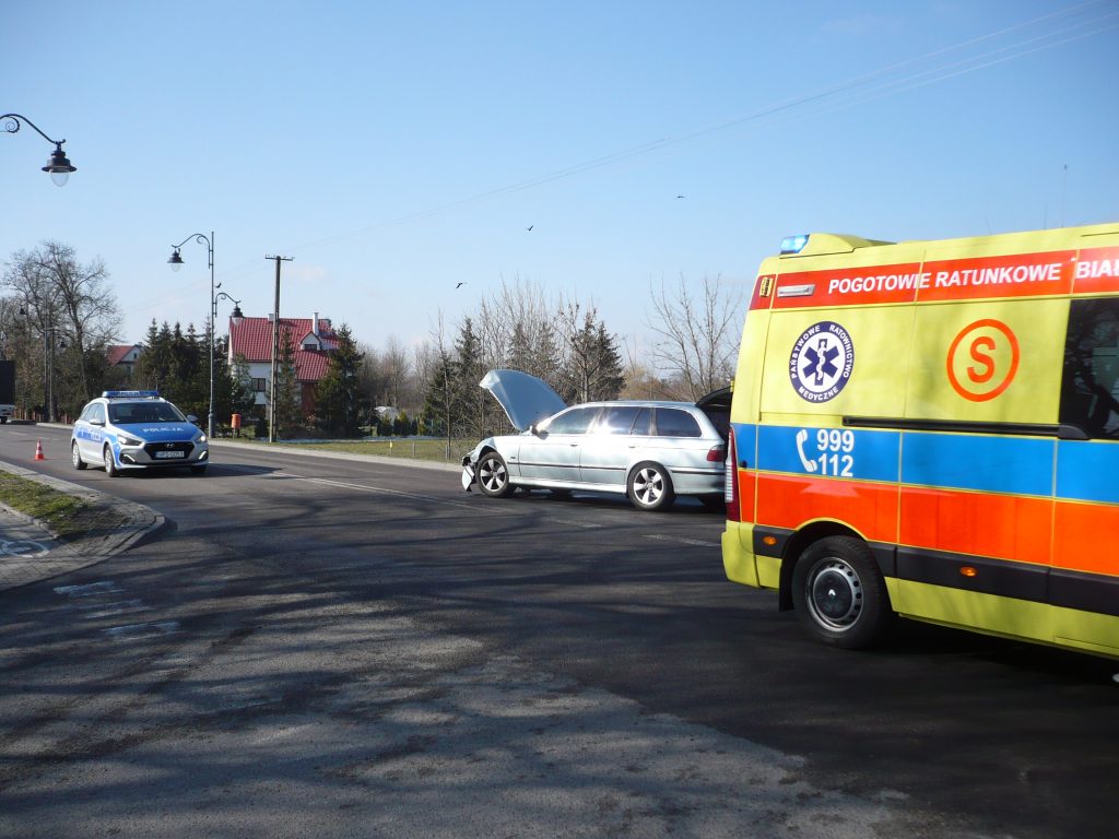 Jedna osoba poszkodowana po zderzeniu BMW z volkswagenem (zdjęcia)