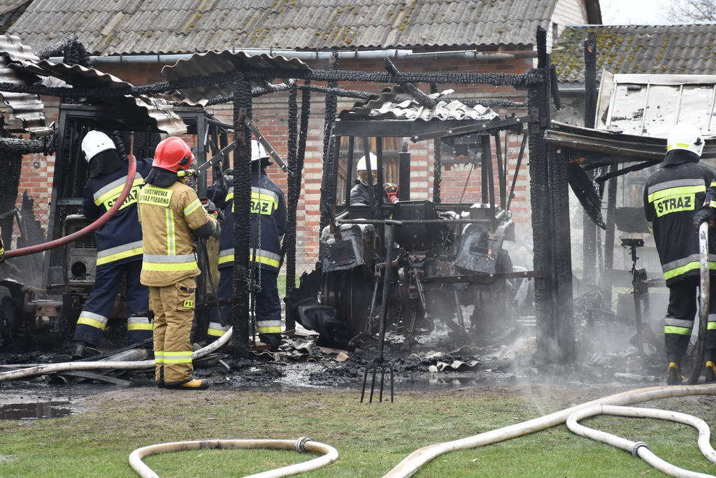 Duże straty po pożarze budynku gospodarczego. Spłonęły dwa ciągniki rolnicze (zdjęcia)