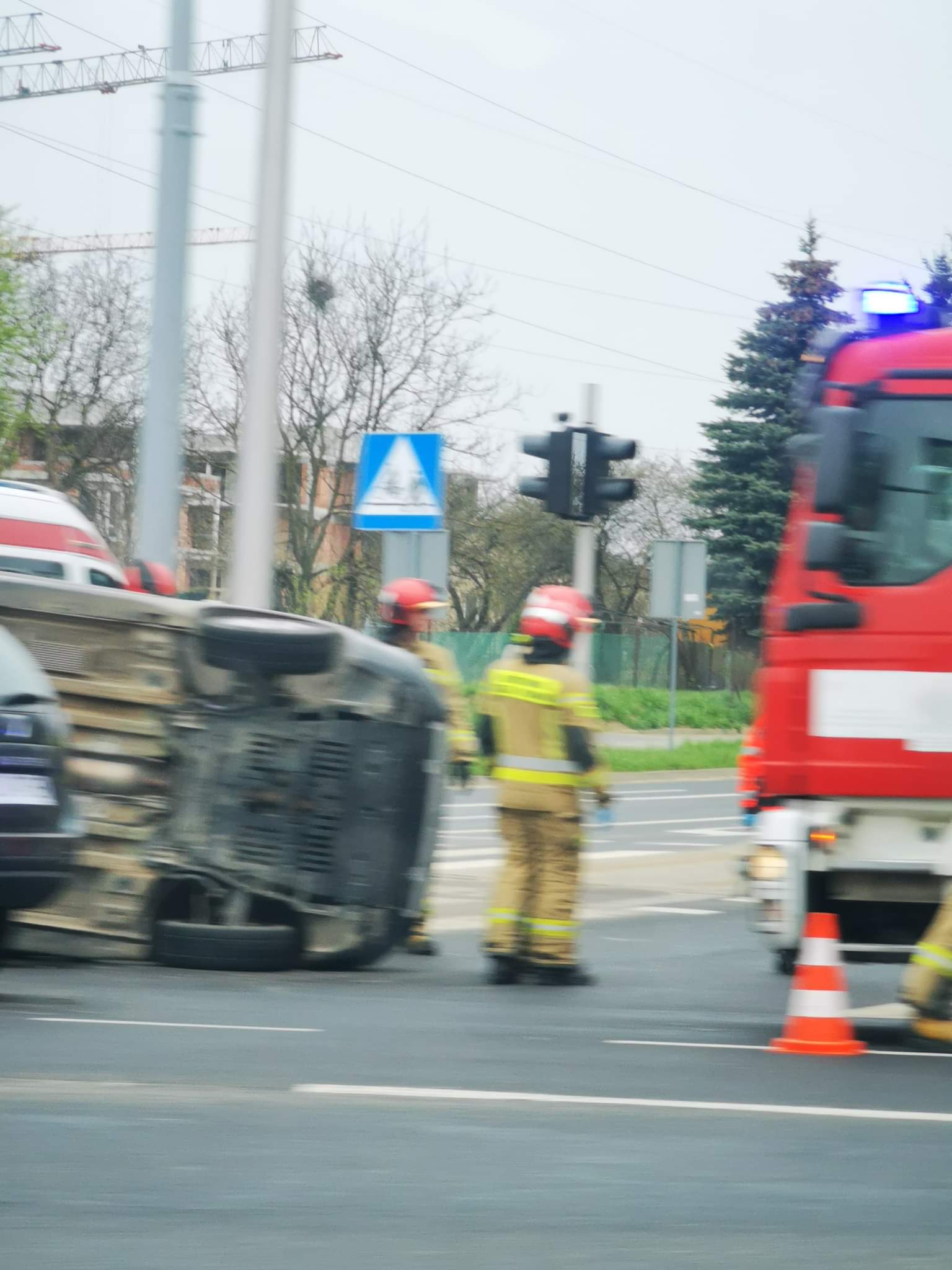 Zderzenie dwóch pojazdów na skrzyżowaniu w Lublinie. Jedno z auto przewróciło się na bok (zdjęcia)