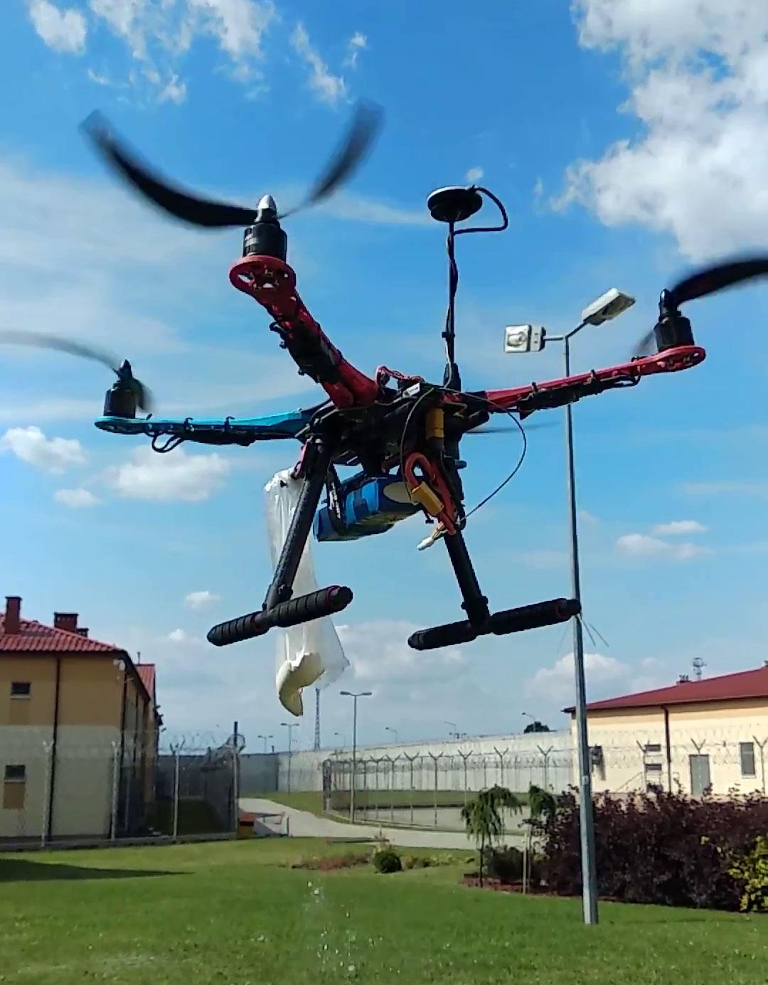 Drony mogą stanowić zagrożenie dla bezpieczeństwa w zakładach karnych i aresztach (wideo)