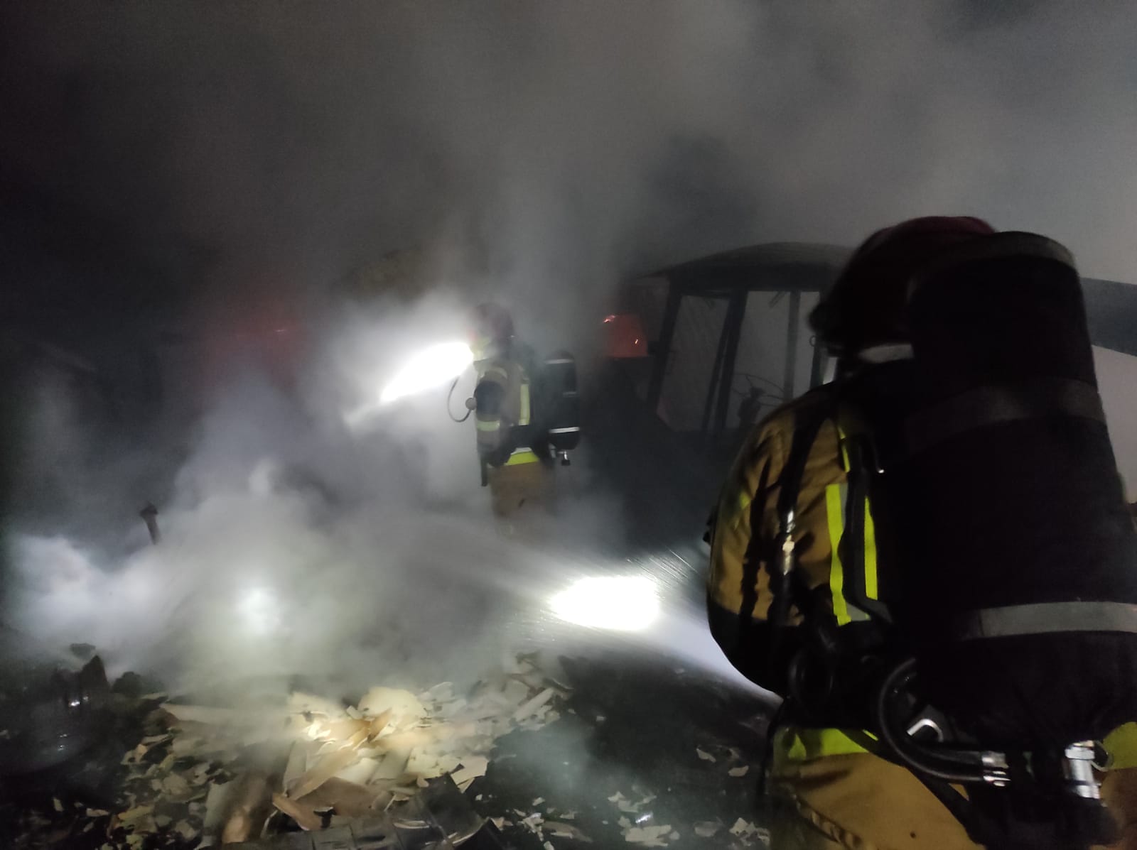 Strażacy walczyli z pożarem ponad 3 godziny. W garażu było pięć motocykli, ciągnik rolniczy i samochód (zdjęcia)