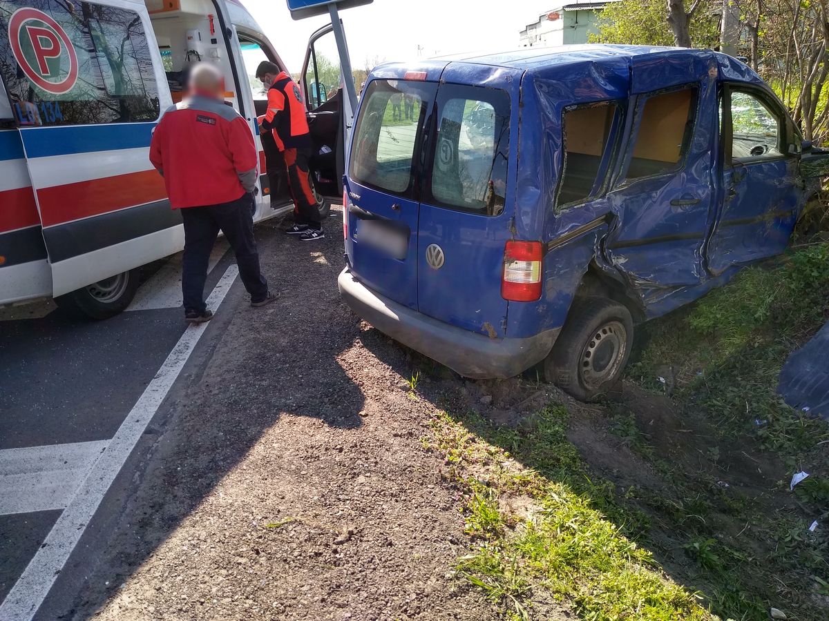 Szybko pożałował, że nie spojrzał na znaki. Na skrzyżowaniu zderzyły się dwa pojazdy (zdjęcia)