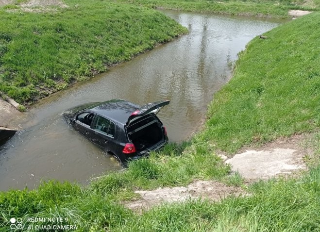 Volkswagen wpadł do kanału. Kierowca zdołał się wydostać z pojazdu (zdjęcia)