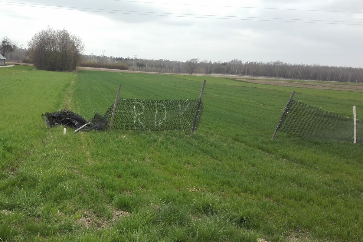 Rolnicy chcą wyjechać w pole, a tam…siatka. Sami usuwają to, czego nie zabrali drogowcy (zdjęcia)