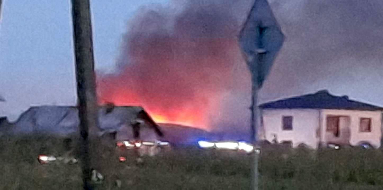 Dziesiątki strażaków walczą z pożarem zabudowań. Zgłoszenie dotyczyło płonącego ciągnika (zdjęcia)