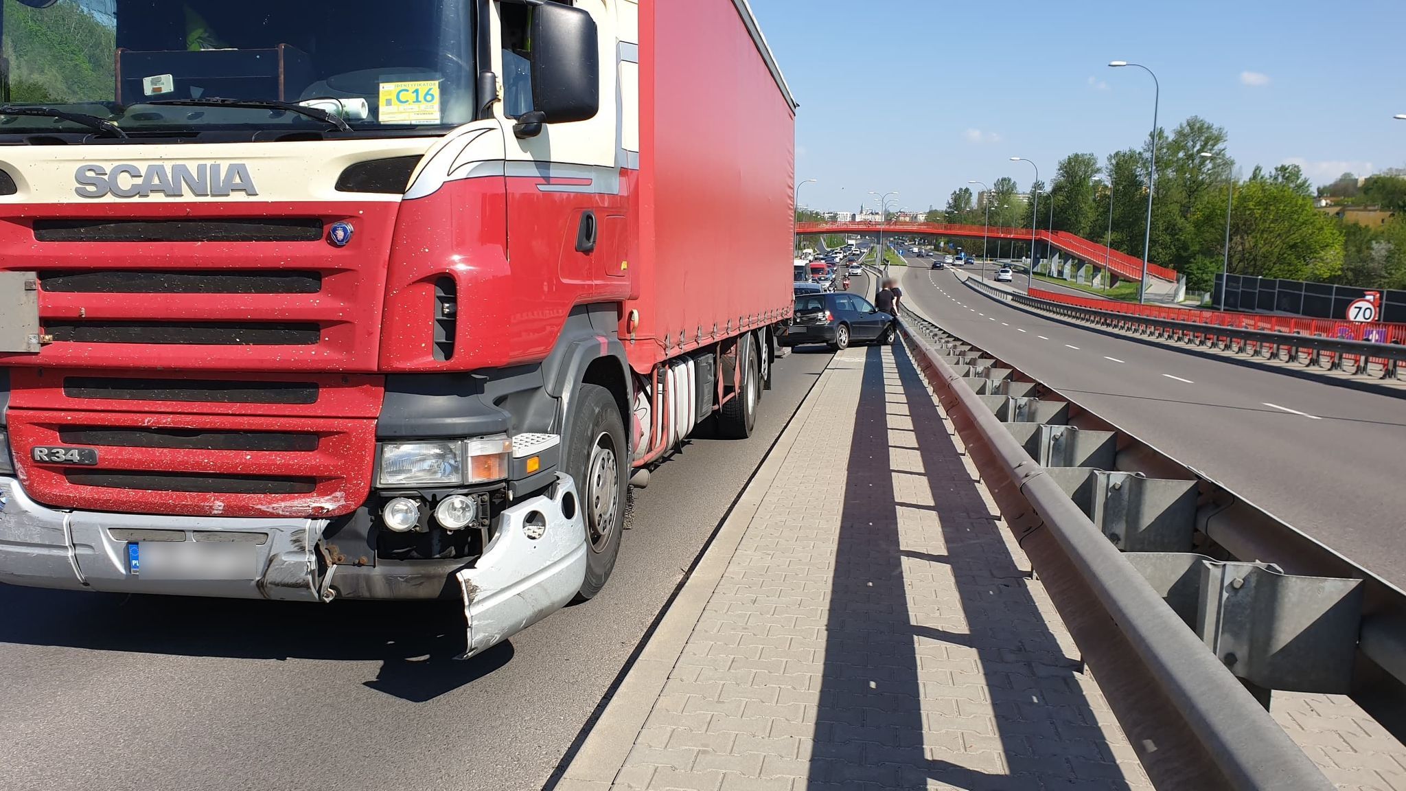 Zmieniał ciężarówką pas ruchu, nie zauważył jadącego tuż obok volkswagena (zdjęcia)