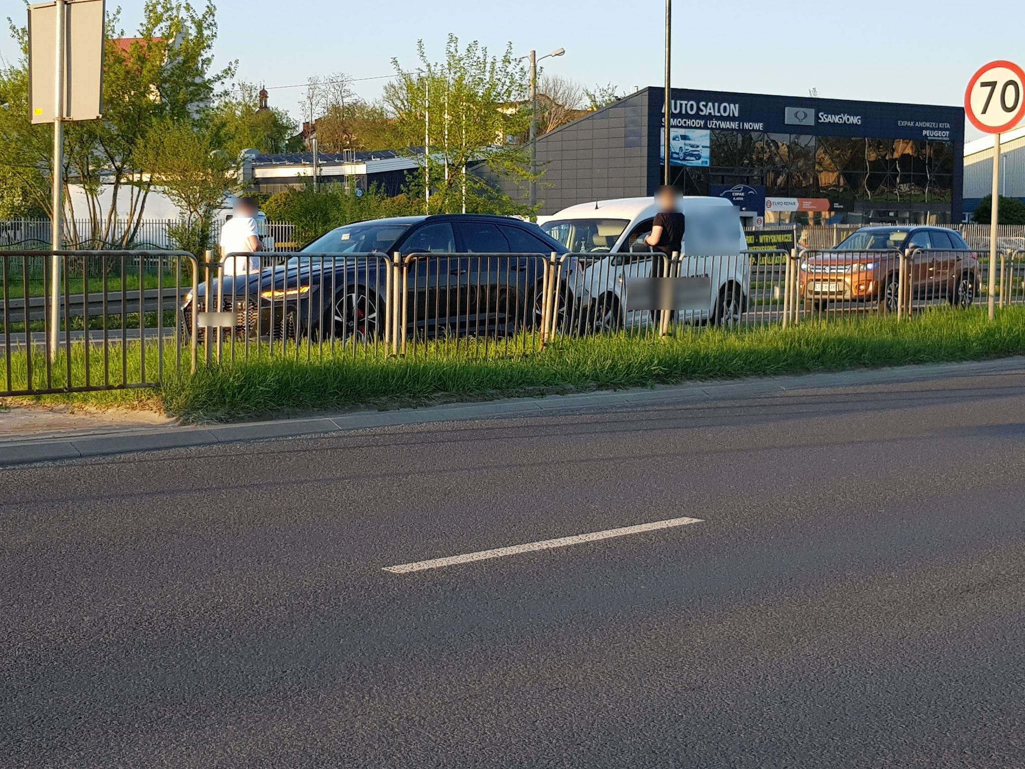 Zderzenie volkswagena z audi przed przejściem dla pieszych (zdjęcia)