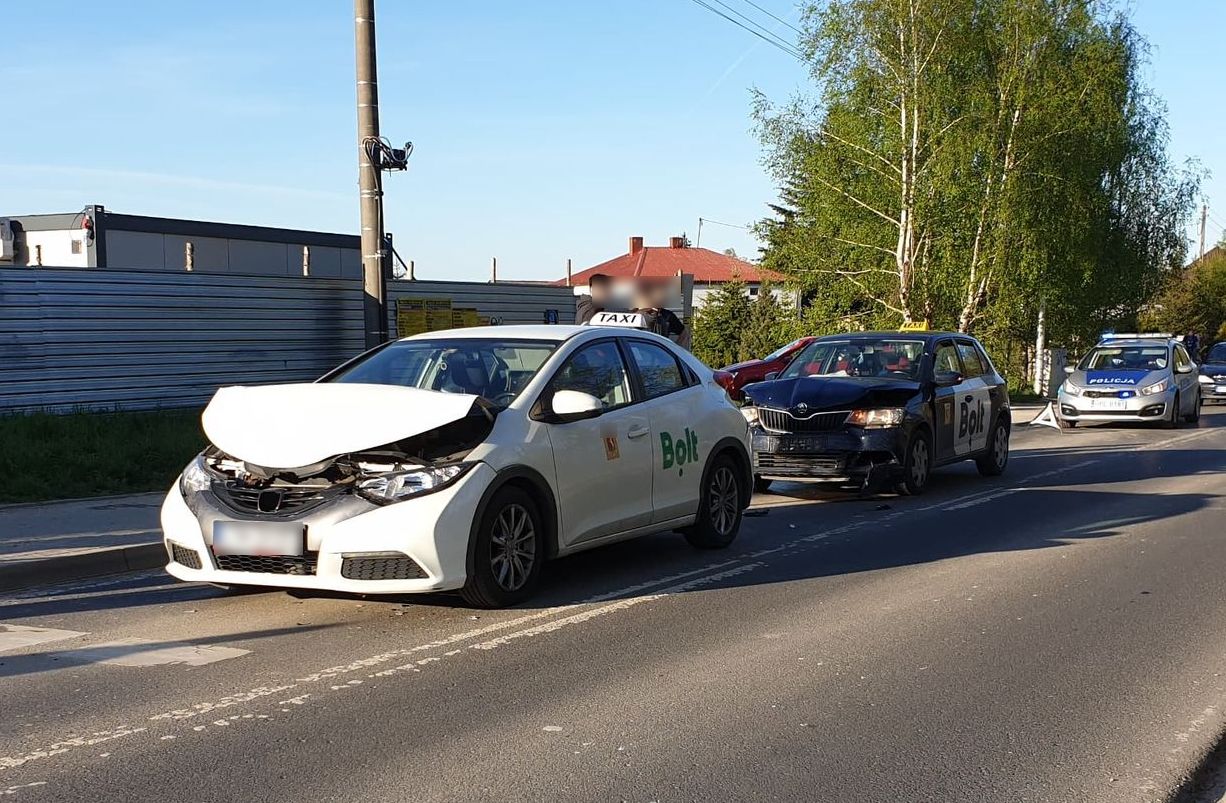 Bolt zderzył się z boltem. Kierowca skody wjechał w stojące przed przejściem auta (zdjęcia)