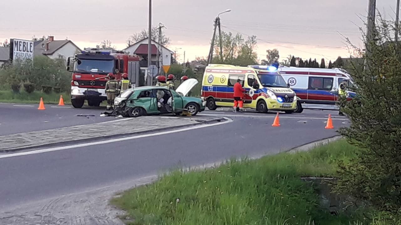 Zderzenie dwóch audi na skrzyżowaniu. Obwodnica Radzynia Podlaskiego jest całkowicie zablokowana