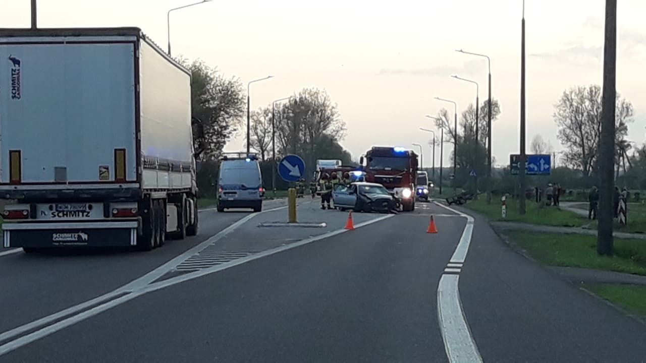 Zderzenie dwóch audi na skrzyżowaniu. Obwodnica Radzynia Podlaskiego jest całkowicie zablokowana