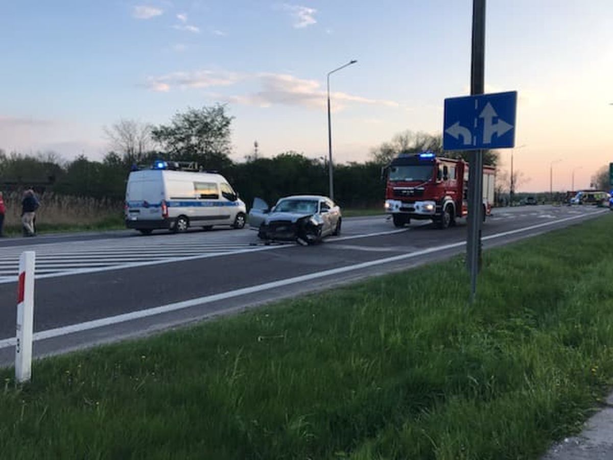 Zderzenie dwóch audi na skrzyżowaniu. Obwodnica Radzynia Podlaskiego jest całkowicie zablokowana