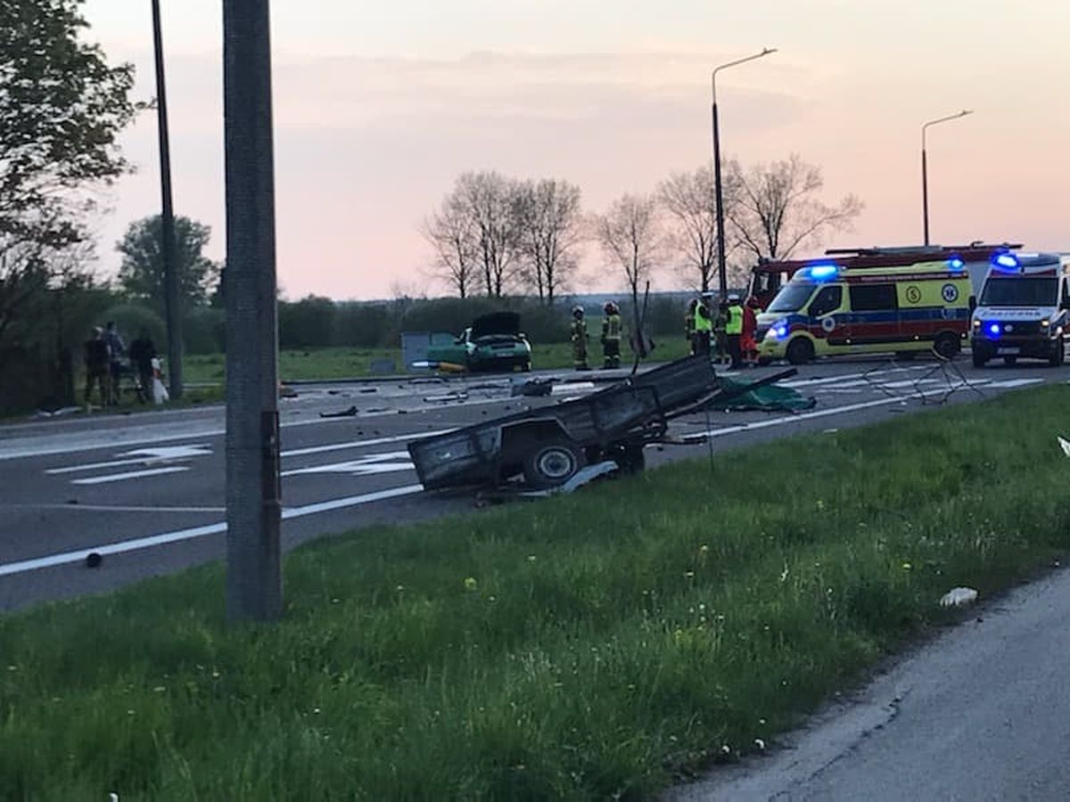 Zderzenie dwóch audi na skrzyżowaniu. Obwodnica Radzynia Podlaskiego jest całkowicie zablokowana