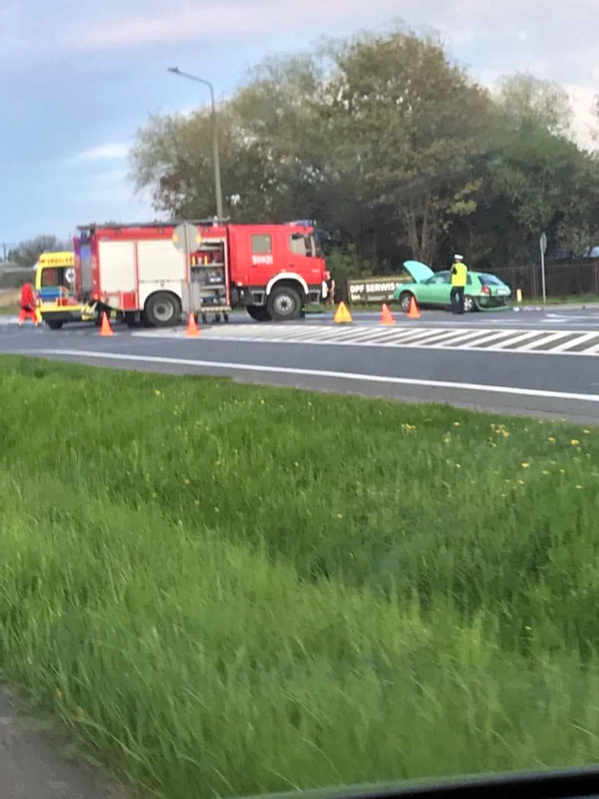 Zderzenie dwóch audi na skrzyżowaniu. Obwodnica Radzynia Podlaskiego jest całkowicie zablokowana