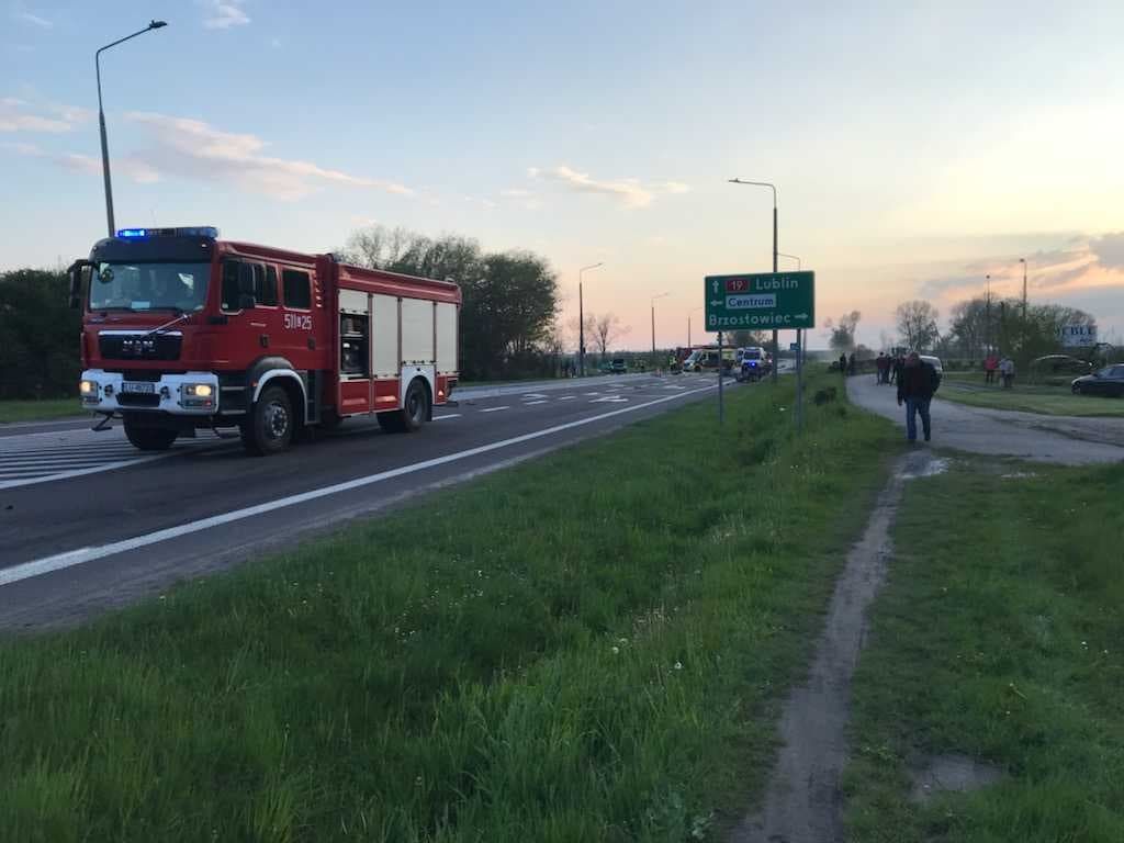 Zderzenie dwóch audi na skrzyżowaniu. Obwodnica Radzynia Podlaskiego jest całkowicie zablokowana