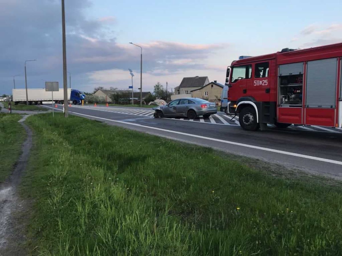 Zderzenie dwóch audi na skrzyżowaniu. Obwodnica Radzynia Podlaskiego jest całkowicie zablokowana