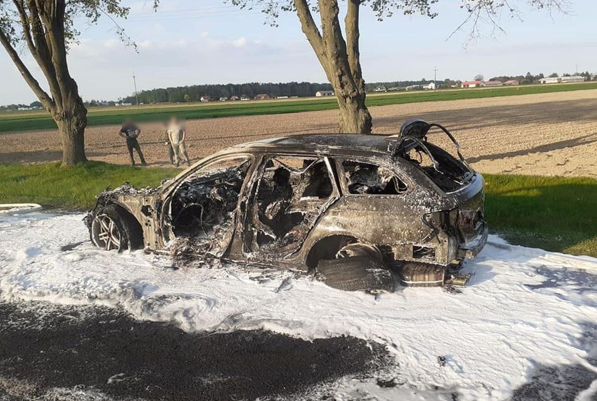 BMW stanęło w płomieniach. Pojazd spłonął doszczętnie (zdjęcia)