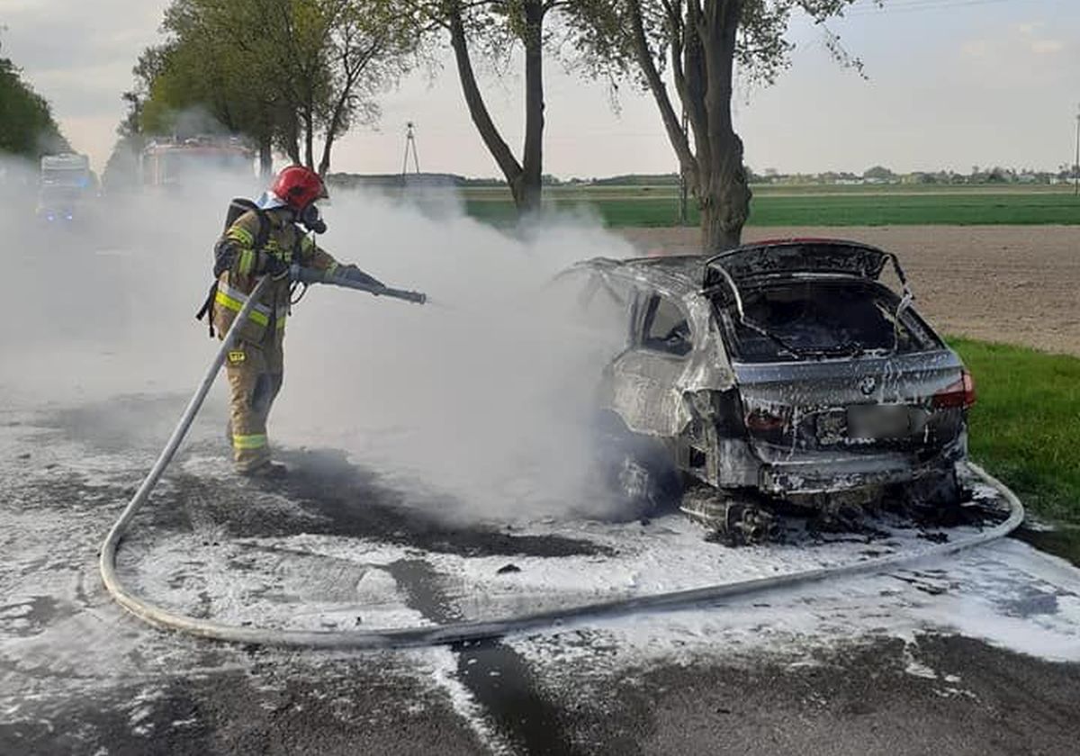 BMW stanęło w płomieniach. Pojazd spłonął doszczętnie (zdjęcia)