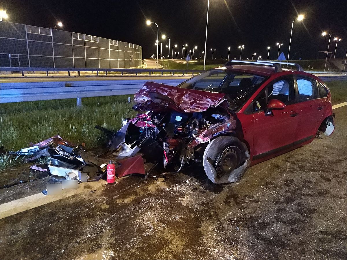 Wypadek na obwodnicy Lublina. Citroen uderzył w bariery (zdjęcia)