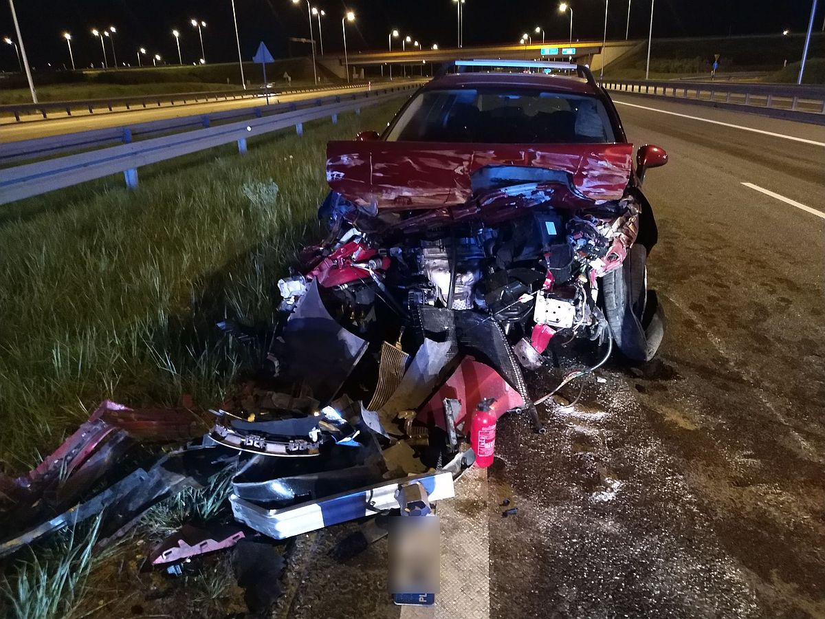 Wypadek na obwodnicy Lublina. Citroen uderzył w bariery (zdjęcia)