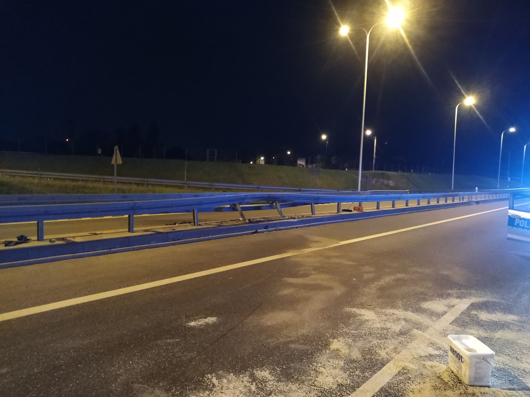 Wypadek na obwodnicy Lublina. Citroen uderzył w bariery (zdjęcia)