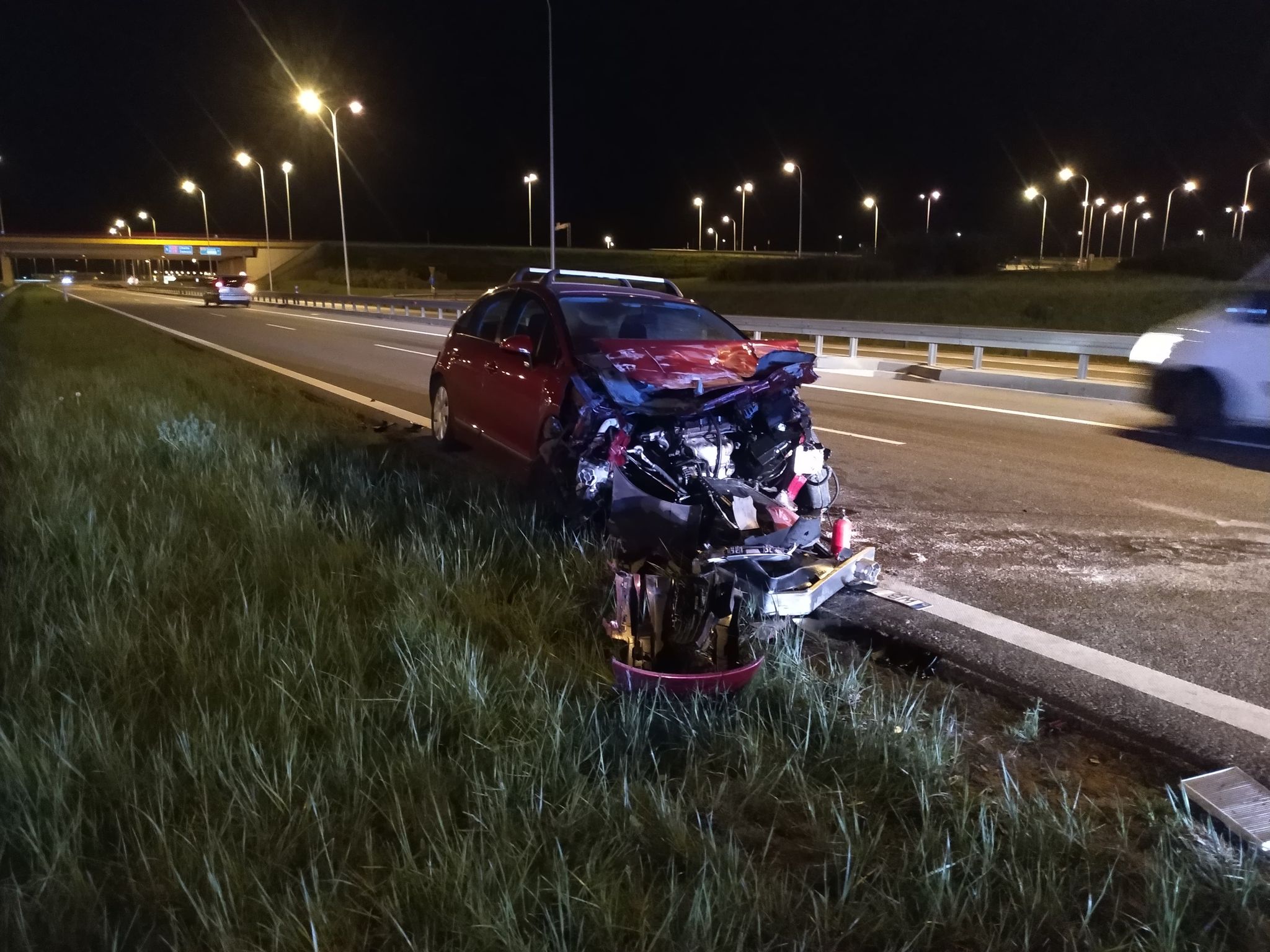 Wypadek na obwodnicy Lublina. Citroen uderzył w bariery (zdjęcia)