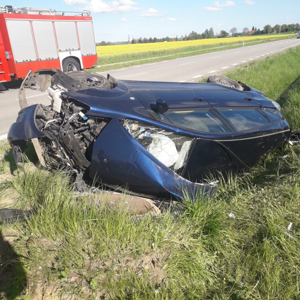 Toyota wpadła do rowu. Małżeństwo z dwójką dzieci trafiło do szpitala (zdjęcia)