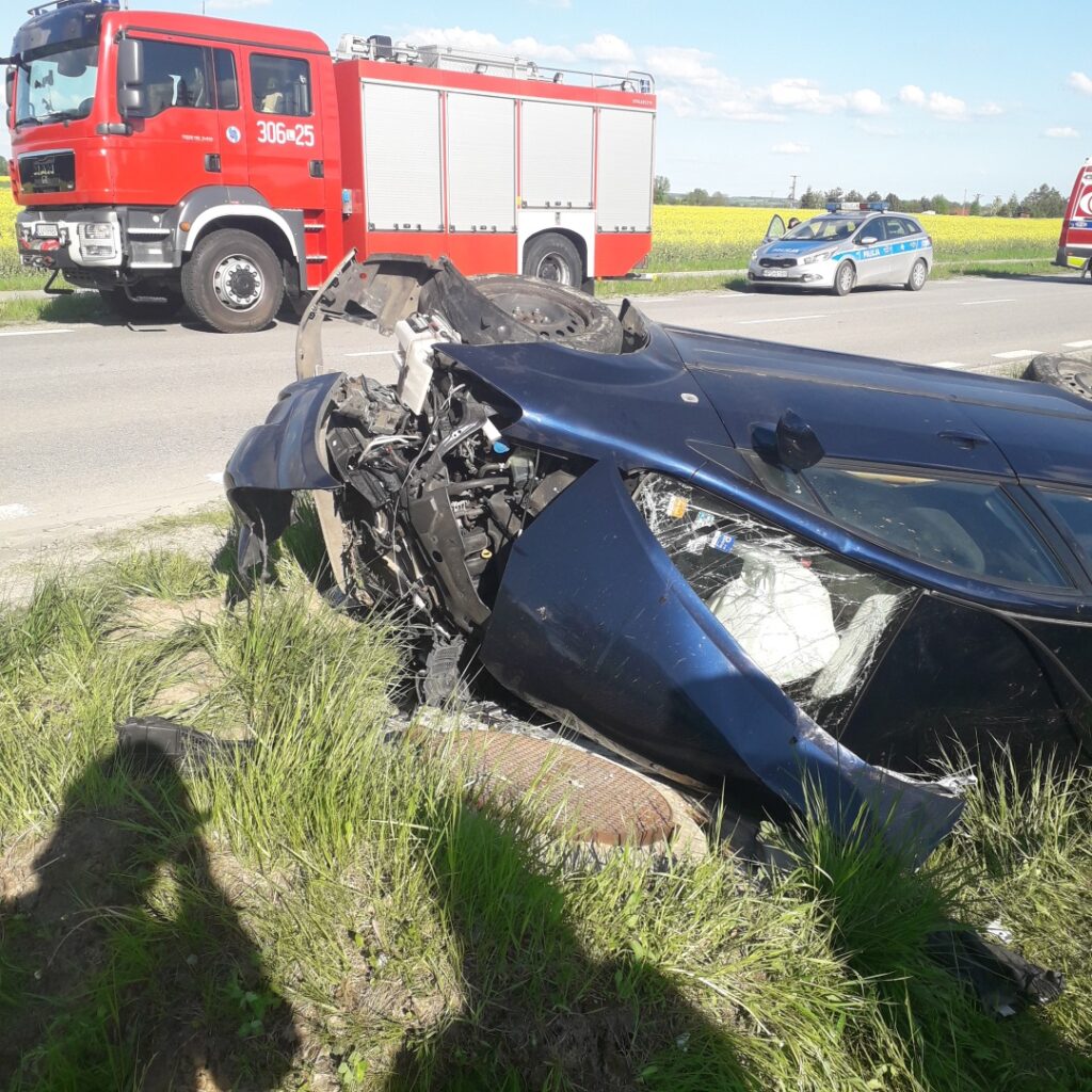 Toyota wpadła do rowu. Małżeństwo z dwójką dzieci trafiło do szpitala (zdjęcia)