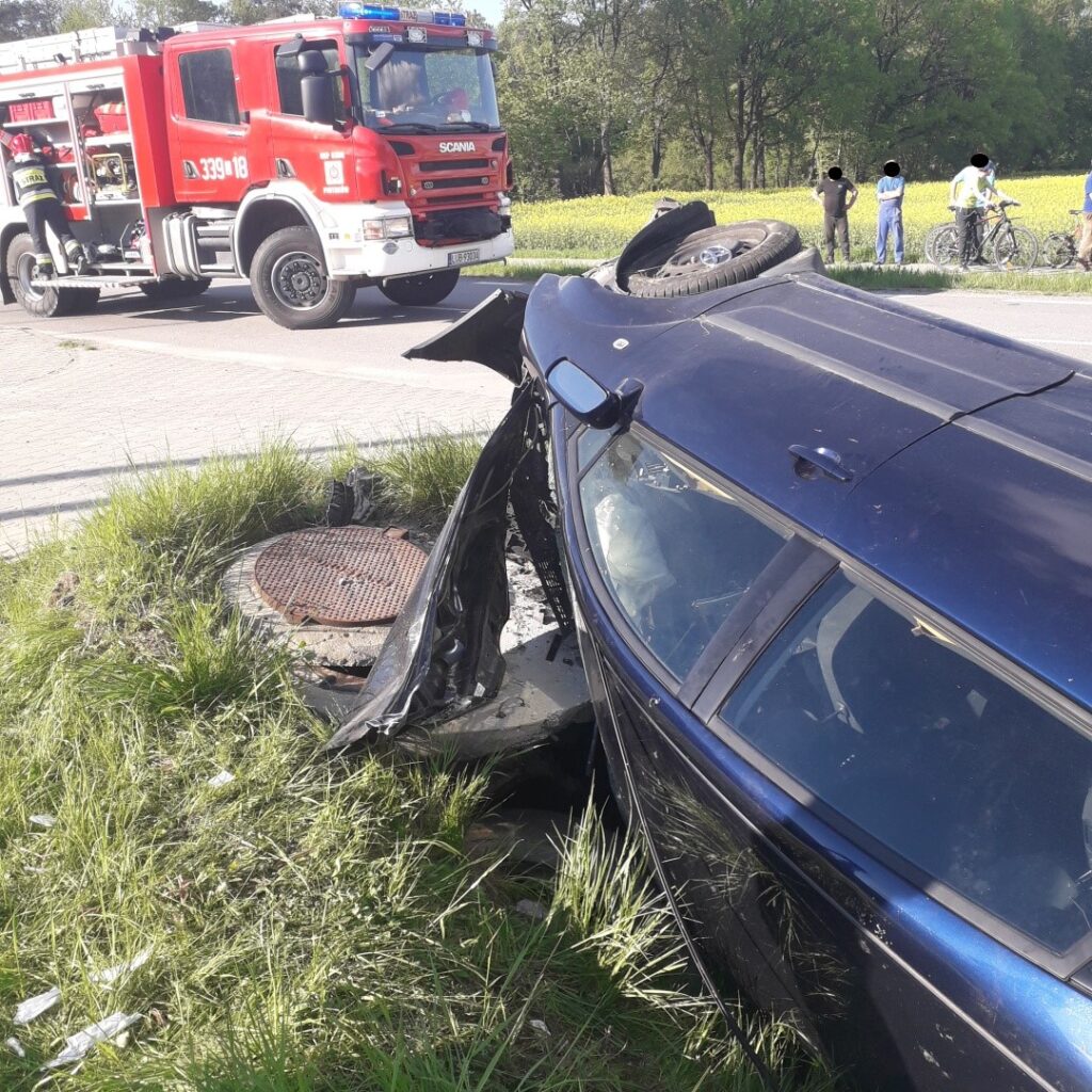 Toyota wpadła do rowu. Małżeństwo z dwójką dzieci trafiło do szpitala (zdjęcia)