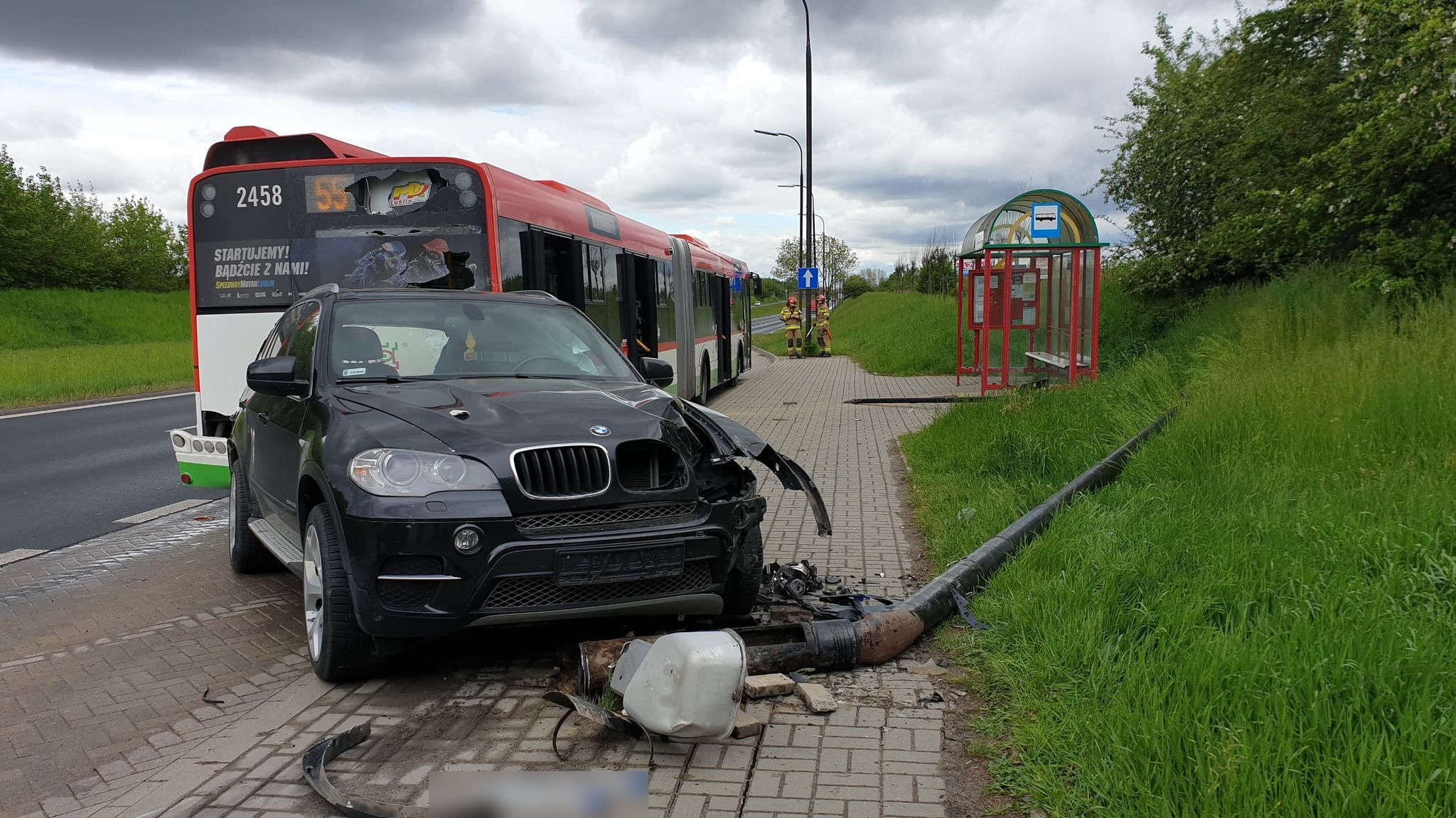 Nie działały światła, starszy mężczyzna doprowadził do zderzenia z BMW i autobusem (zdjęcia)