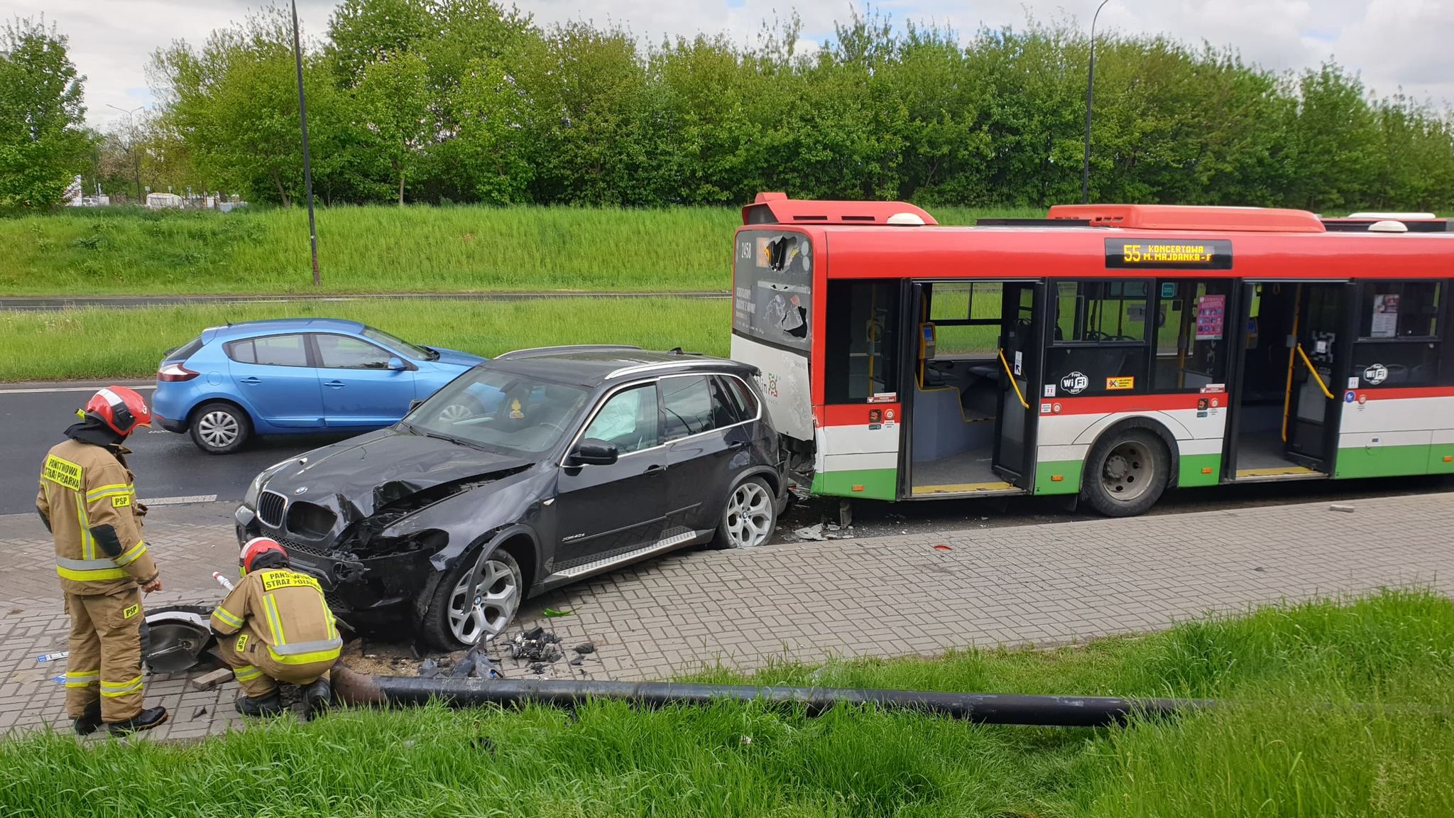 Nie działały światła, starszy mężczyzna doprowadził do zderzenia z BMW i autobusem (zdjęcia)