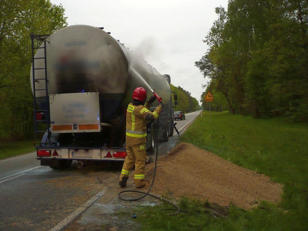 Ciężarówka stanęła w płomieniach. Przez 11 godzin występowały utrudnienia w ruchu (zdjęcia)