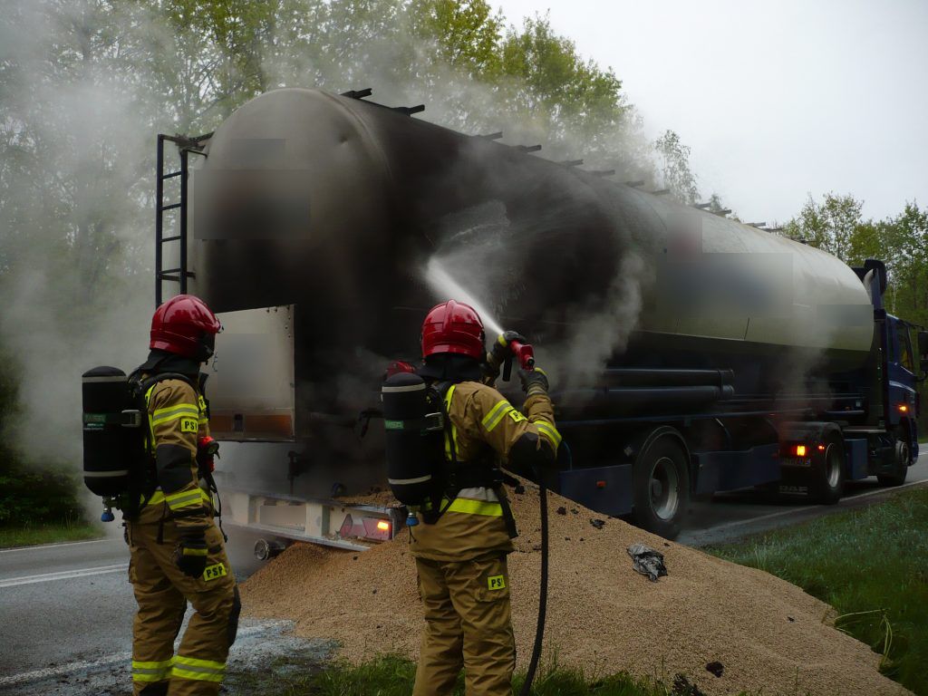 Ciężarówka stanęła w płomieniach. Przez 11 godzin występowały utrudnienia w ruchu (zdjęcia)