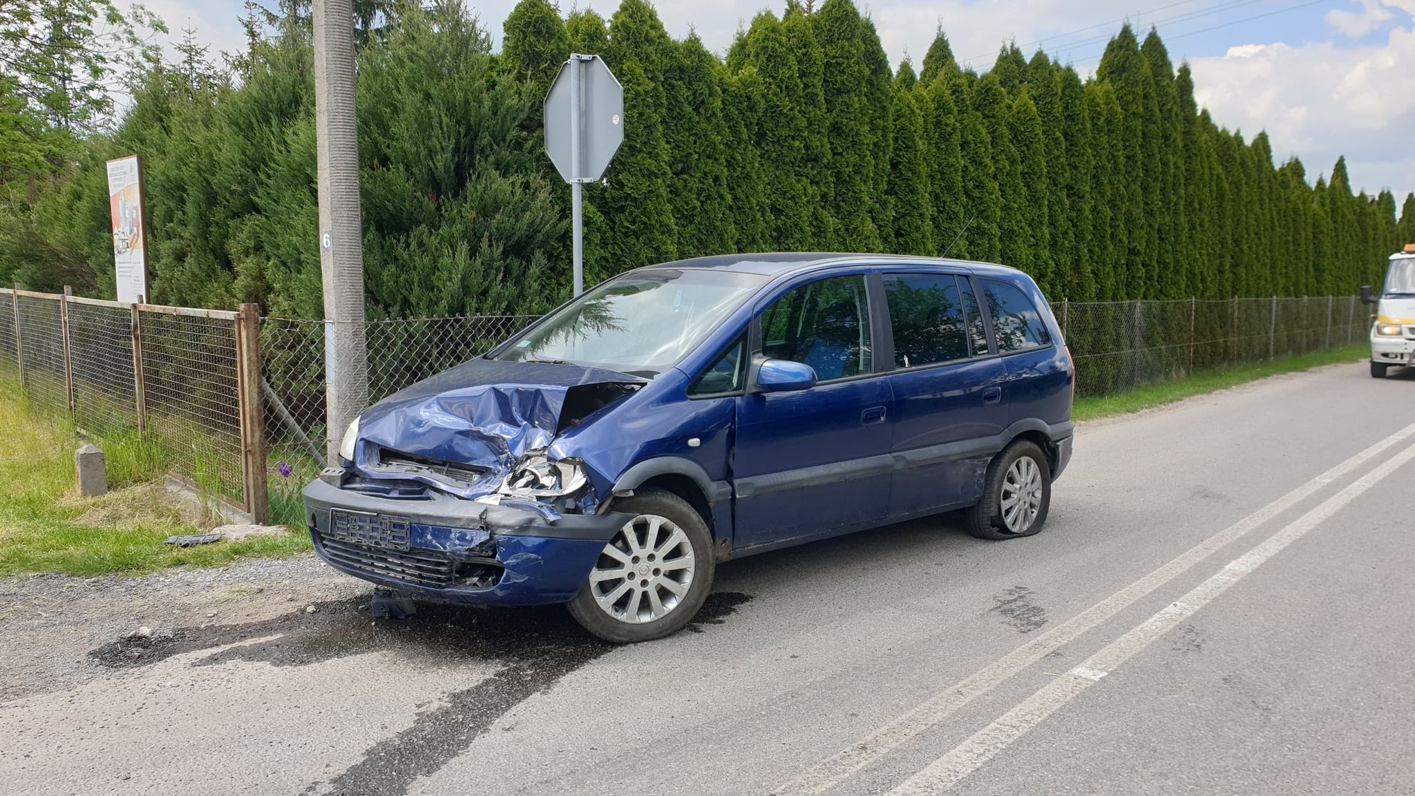 Zderzyły się trzy auta. Sprawca szybko pożałował, że zaufał innemu kierowcy (zdjęcia)