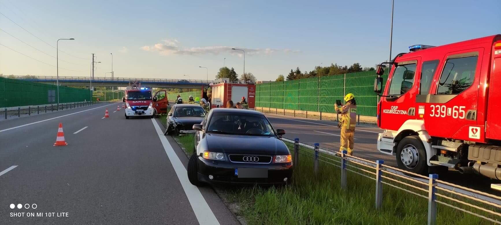 Audi uderzyło w bariery linowe na obwodnicy Lublina (zdjęcia)