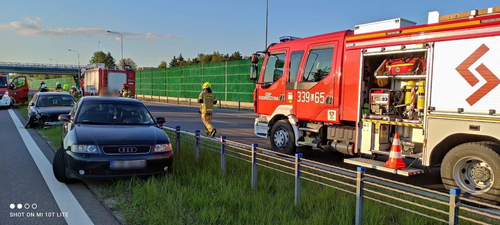 Audi uderzyło w bariery linowe na obwodnicy Lublina (zdjęcia)