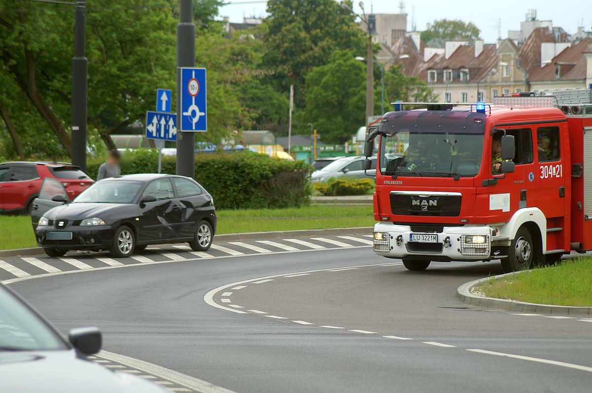 Kolejne zderzenie pojazdów na tym rondzie. Tym razem z udziałem jednośladu (zdjęcia)