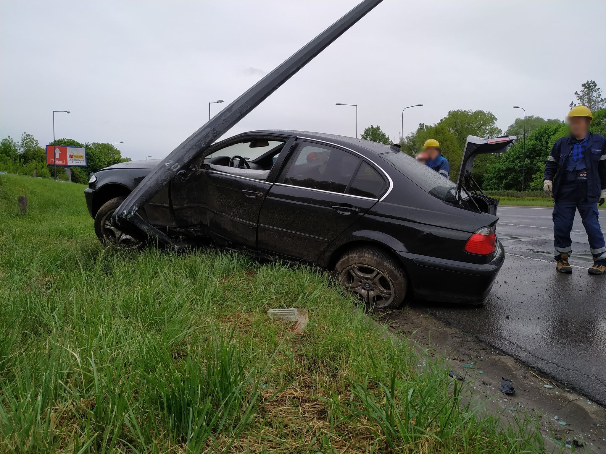Stracił panowanie nad pojazdem, BMW bokiem uderzyło w słup latarni (zdjęcia)