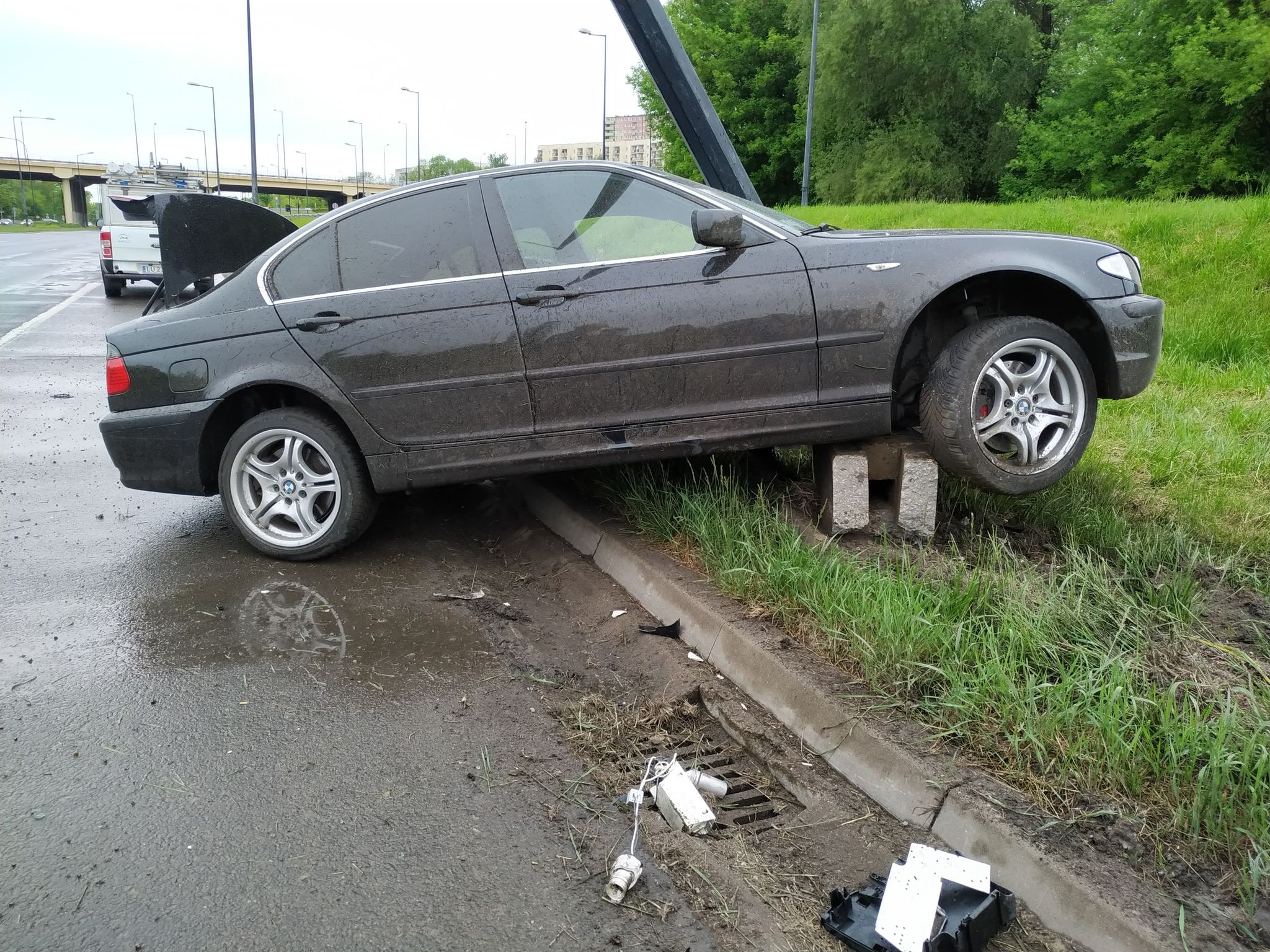 Stracił panowanie nad pojazdem, BMW bokiem uderzyło w słup latarni (zdjęcia)