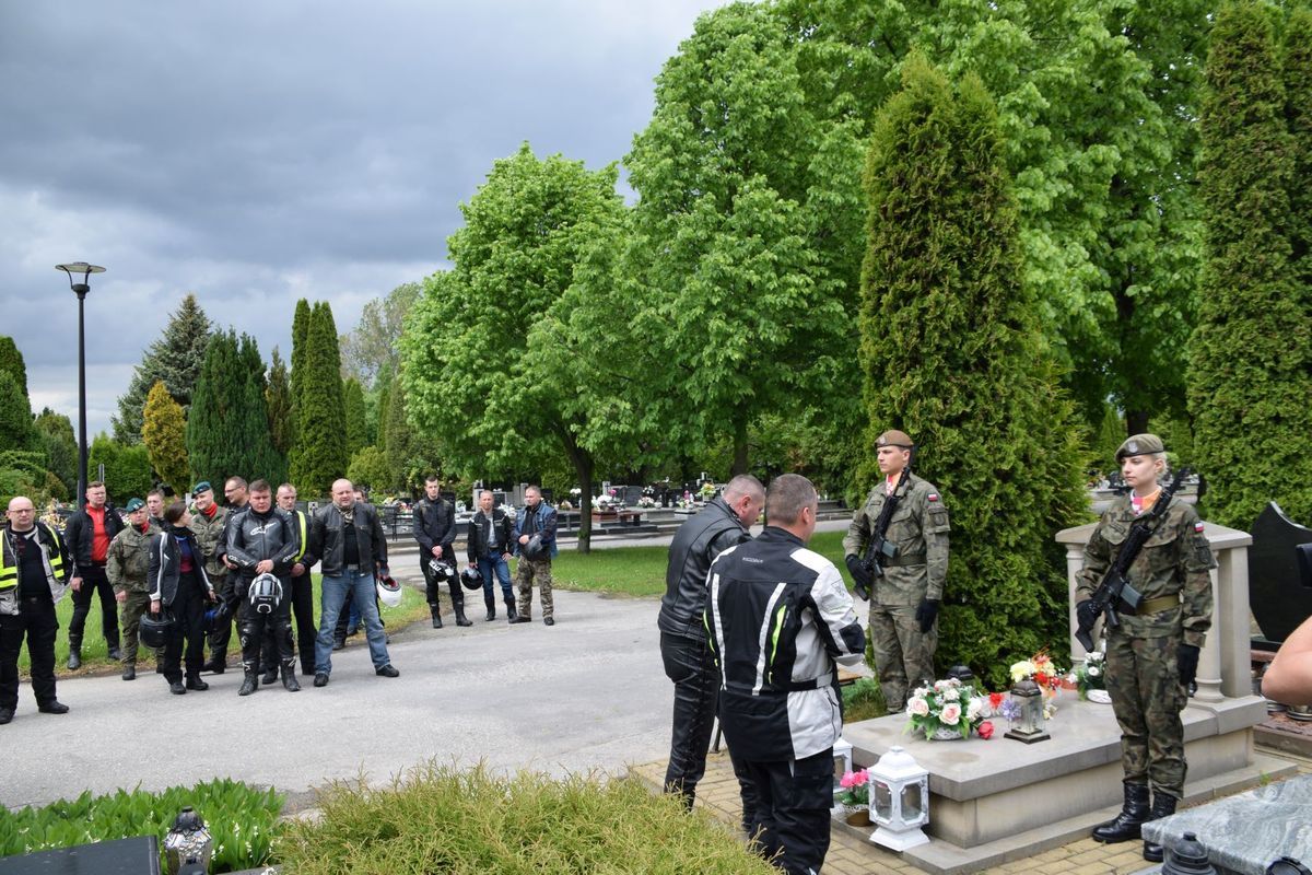 Wyruszył II Rajd Motocyklowy Weteranów. Żołnierze odwiedzają groby poległych kolegów (zdjęcia)