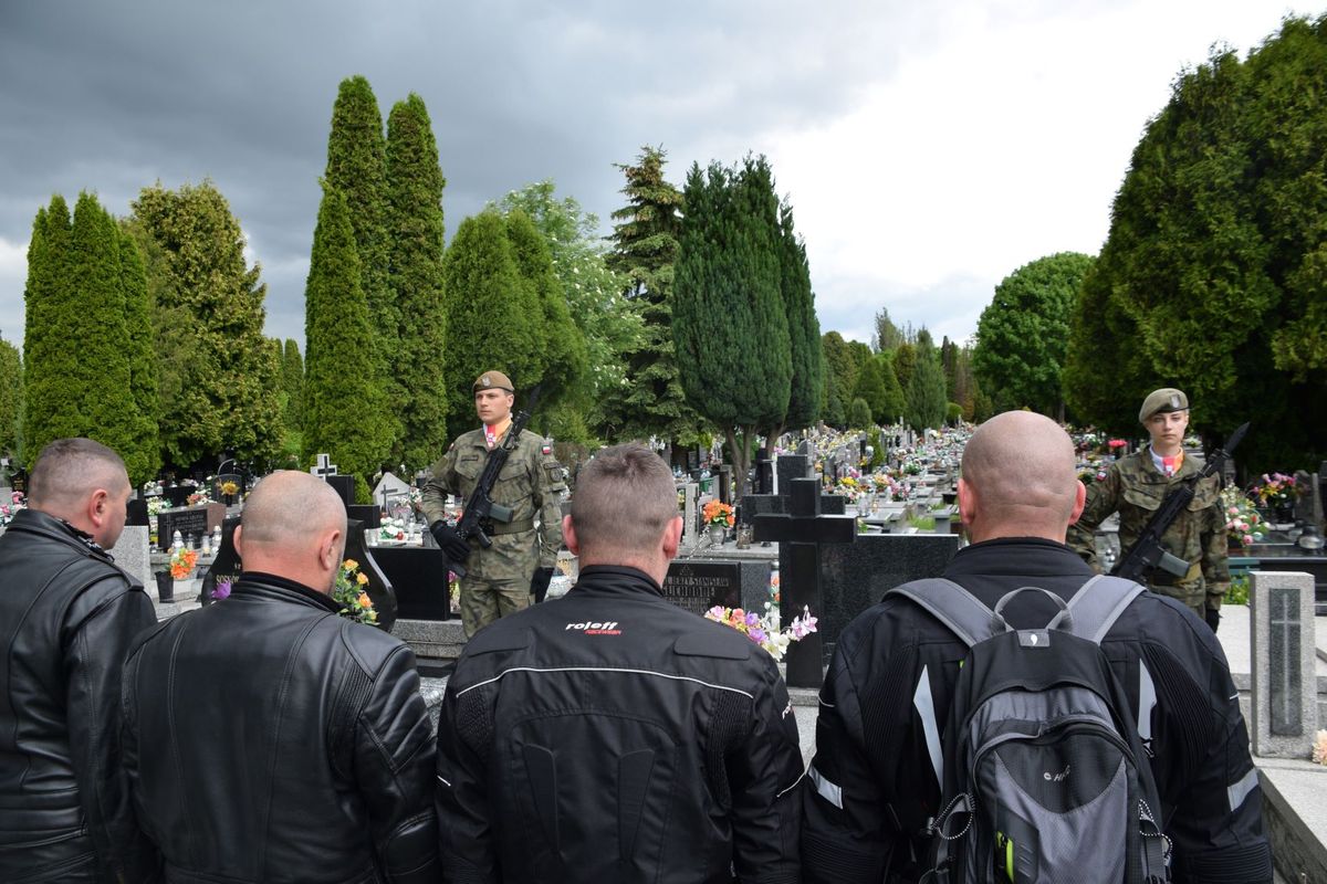 Wyruszył II Rajd Motocyklowy Weteranów. Żołnierze odwiedzają groby poległych kolegów (zdjęcia)