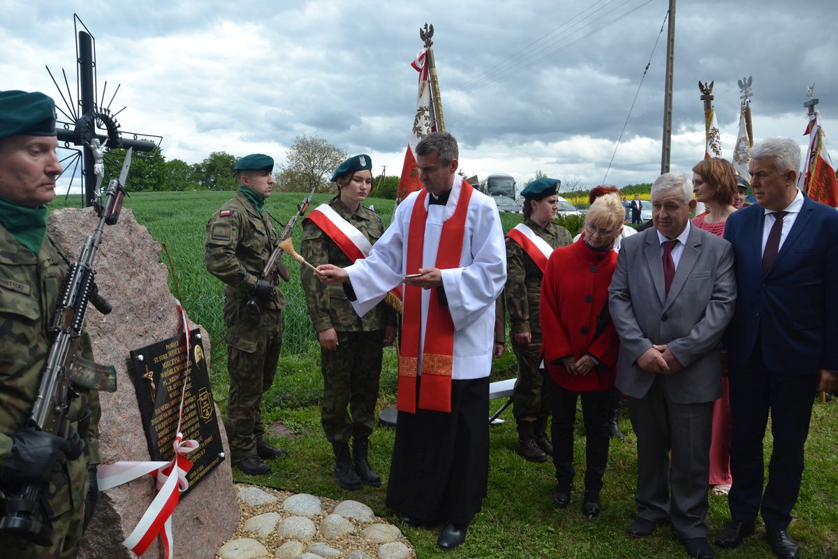 Upamiętnili Żołnierza Niezłomnego. Odsłonięto pomnik na cześć Wincentego Wróblewskiego (zdjęcia)