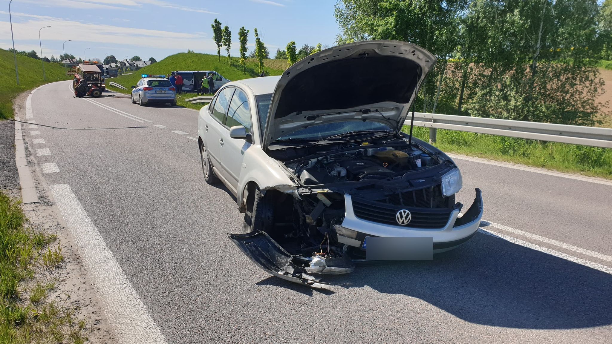Volkswagen zderzył się z ursusem. Z ciągnika odpadł silnik (zdjęcia)