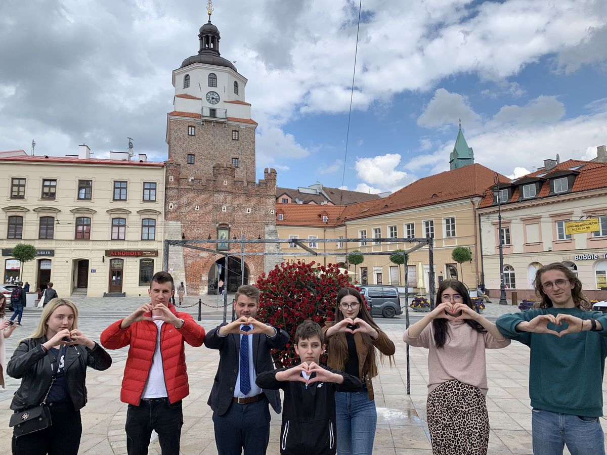 Serce z ponad 2 tysięcy róż stanęło na deptaku. „Niesie za sobą pozytywny przekaz” (zdjęcia)